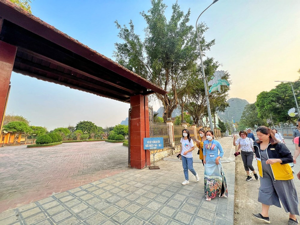 La primera fábrica de impresión de dinero en Vietnam fue arrasada por un atentado con bomba. El edificio actual fue restaurado para devolverle su antiguo aspecto y se convirtió en una zona de reliquia y una parada para los turistas que desean aprender sobre la historia de la moneda vietnamita. La guía turística Bui Thanh Huong presenta el local con dos talleres al servicio de las actividades de impresión de dinero. Este lugar fue anteriormente una plantación, propiedad de un colonialista francés; luego el patriota Do Dinh Thien lo compró. Con máquinas impresoras rudimentarias, se produjeron los primeros billetes de Vietnam con figura del Presidente Ho Chi Minh. (Foto: Vietnam+) 