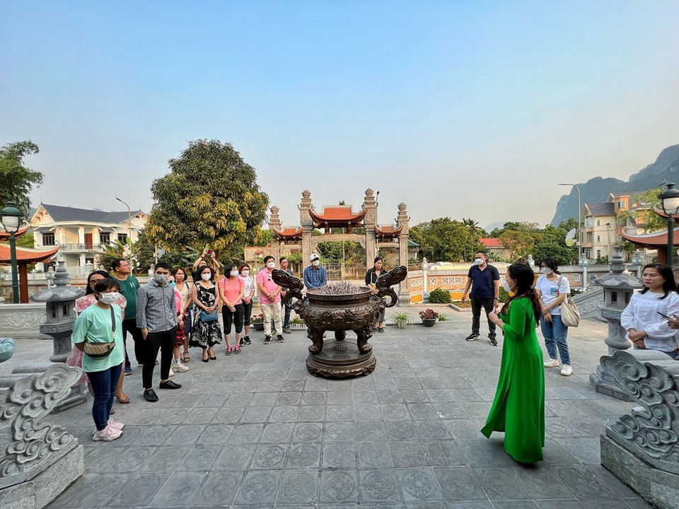 Gracias en parte a las grandes contribuciones del patriota Do Dinh Thien, se estableció la primera fábrica de impresión de dinero de Vietnam. Por lo tanto, se construyó un área conmemorativa dentro de la planta para recordar a este leal vietnamita, cuadros y empleados que trabajan en la planta. Al llegar al destino actual, los visitantes pueden contemplar los artefactos de una época difícil pero heroica del país indochino. En la primera fábrica de impresión de dinero de Vietnam, se produjo un billete con la imagen del Tío Ho con la denominación más grande de 100 dong vietnamitas. Esta planta no solo tuvo una gran importancia política, sino que también contribuyó a eliminar los billetes de la piastra de Indochina francesa del país. (Foto: Vietnam+) 