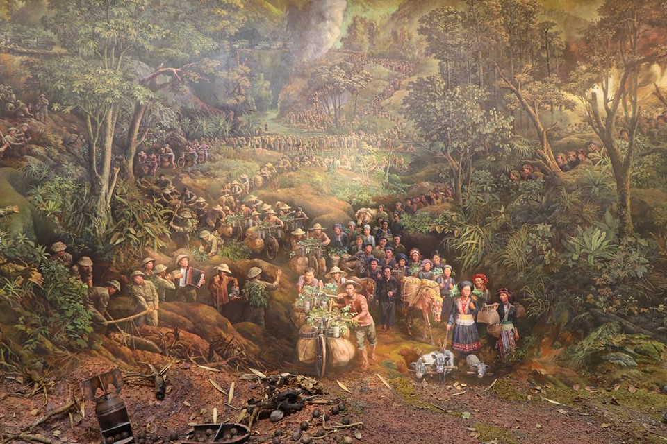 La pieza pictórica no solo posee un valor histórico y transmite un mensaje sobre la aspiración a la paz, el espíritu de solidaridad y la lucha indomable del ejército y el pueblo vietnamitas, sino también constituye un atractivo destino turístico de la provincia septentrional de Dien Bien. En la pintura, se reproduce la imagen de cientos de soldados con los convoyes de bicicletas que transportaron alimentos para la campaña de Dien Bien Phu. Se trata del acontecimiento que puso fin a la dominación del colonialismo francés que duró siglos y obligó al gobierno de esa potencia europea a firmar el Acuerdo de Ginebra en julio de 1954, reconociendo la independencia, soberanía, unidad e integridad territorial de los tres países indochinos (Foto: Vietnam+) 