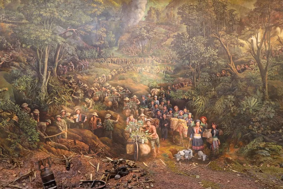 La pieza pictórica no solo posee un valor histórico y transmite un mensaje sobre la aspiración a la paz, el espíritu de solidaridad y la lucha indomable del ejército y el pueblo vietnamitas, sino también constituye un atractivo destino turístico de la provincia septentrional de Dien Bien. En la pintura, se reproduce la imagen de cientos de soldados con los convoyes de bicicletas que transportaron alimentos para la campaña de Dien Bien Phu. Se trata del acontecimiento que puso fin a la dominación del colonialismo francés que duró siglos y obligó al gobierno de esa potencia europea a firmar el Acuerdo de Ginebra en julio de 1954, reconociendo la independencia, soberanía, unidad e integridad territorial de los tres países indochinos (Foto: Vietnam+) 