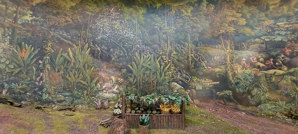 Jóvenes artistas trabajaron a lo largo de tres años en la pintura panorama sobre la Campaña de Dien Bien Phu en el Museo de la Victoria de esa histórica batalla, en la provincia norteña de Dien Bien. La muestra cuenta con una longitud de 132 metros, una altura de más de nueve metros y una cúpula. Su superficie total incluye dos mil 500 metros cuadrados de pintura y 700 metros cuadrados de instalación. La obra épica comprende cuatro mil 500 personajes y acrecienta su valor por representar el panorama del campo de batalla en Dien Bien en diferentes etapas, desde finales de 1953 hasta la victoria el 7 de mayo de 1954. (Foto: Vietnam+) 