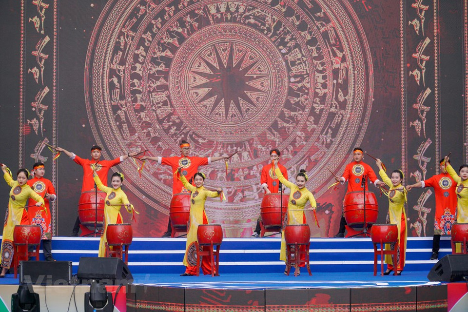 Variados programas artísticos atractivos se interpretaron en la ceremonia inaugural del Festival de la Juventud del Sudeste Asiático 2022 en Hanoi. En sus palabras, el vicepresidente del Comité Popular municipal, Chu Xuan Dung, destacó los esfuerzos de la Unión de Jóvenes Comunistas Ho Chi Minh en la promoción del espíritu voluntario de la juventud en la implementación de diversas actividades y tareas significativas en respuesta al acontecimiento deportivo regional. Además, enfatizó que la organización de este festival refleja el papel y la responsabilidad de la asociación en el despliegue de las misiones políticas de la capital vietnamita. Por su parte, Chu Hong Minh, secretaria de la Unión, expresó el deseo de que el programa se convierta en una puerta para conectar a la juventud de los países del Sudeste Asiático (Foto: Vietnam+) 