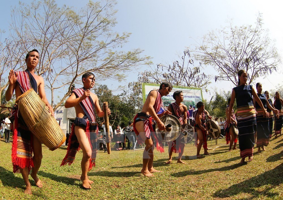 Mujeres y hombres jóvenes locales realizan sus danzas tradicionales para dar la bienvenida al agua canalizada a su aldea. (Fuente: VNA)