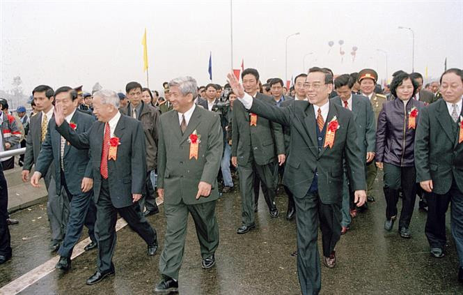 Van Khai durante la inauguración del puente Tan De, en 2002 (Fuente: VNA) 