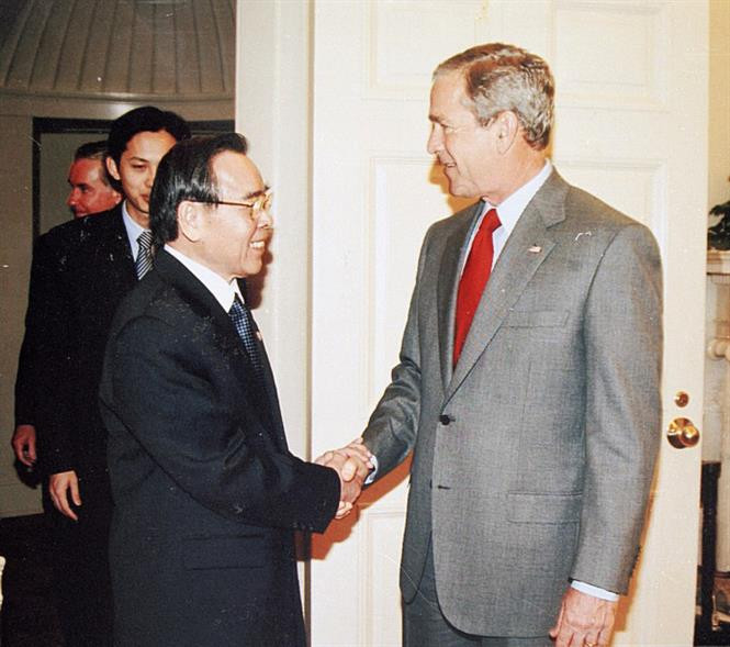 Van Khai durante el encuentro con el entonces presidente estadounidense, G.J.Bush, en 2005 (Fuente: VNA) 