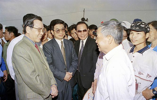 Van Khai visitó el Templo Sinh y dialogó con residentes locales en la provincia norteña de Quang Ninh, en 2000 (Fuente: VNA) 