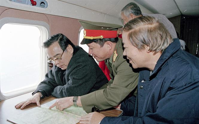 Van Khai inspeccionó el proyecto de desviación del Río Rojo, en 2001 (Fuente: VNA)