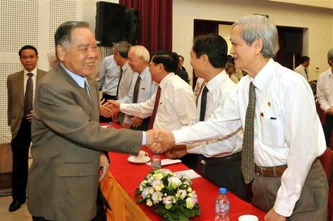 Van Khai visitó la representación de la VNA en el Sur, en ocasión del aniversario 70 de la fundación de la agencia, en 2015 (Fuente: VNA) 