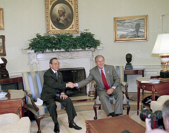 Van Khai durante el encuentro con el entonces presidente estadounidense, G.J.Bush, en 2005 (Fuente: VNA) 