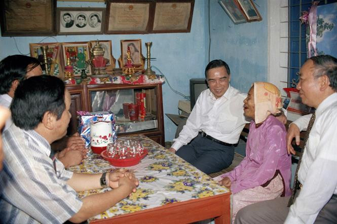 Van Khai durante la visita a la Madre Heroica Pham Thi Day en la provincia central de Quang Ngai, en 1998 (Fuente: VNA) 