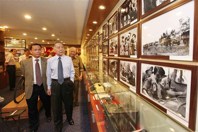 Van Khai visitó la representación de la VNA en el Sur, en ocasión del aniversario 70 de la fundación de la agencia, en 2015 (Fuente: VNA) 