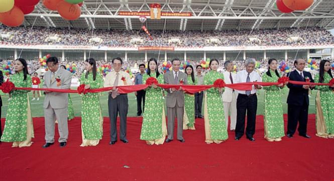 Van Khai inauguró el estadio nacional de My Dinh, en 2003 (Fuente: VNA) 