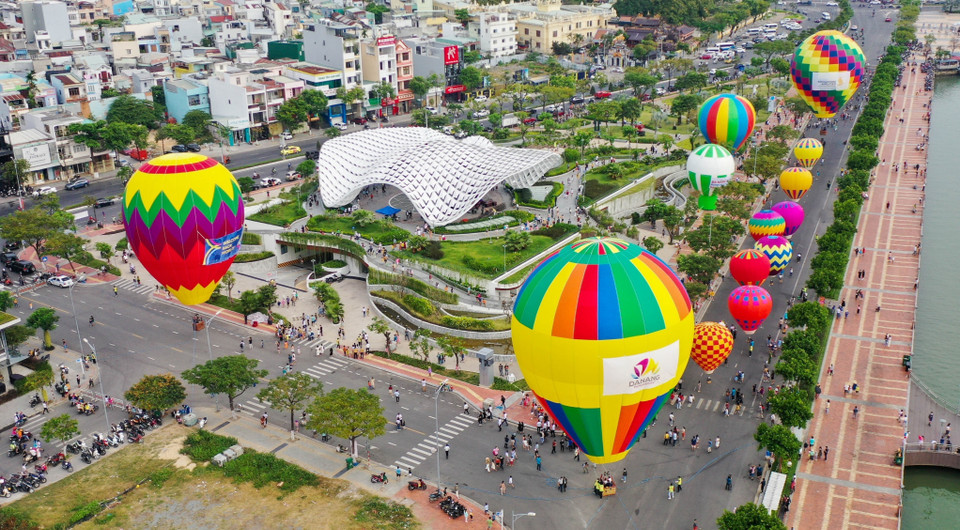 El Día festivo de Globos Aerostáticos da la bienvenida a la reapertura de los vuelos internacionales a la ciudad de Da Nang (Fuente: VNA) 