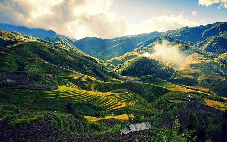 El paisaje poético de las nubes y el cielo, y la majestuosa belleza de las montañas y bosques embellecen el sitio (Foto: VNA)