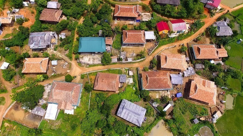 Casas cubiertas con techos de teja y metal (Foto: VNA)