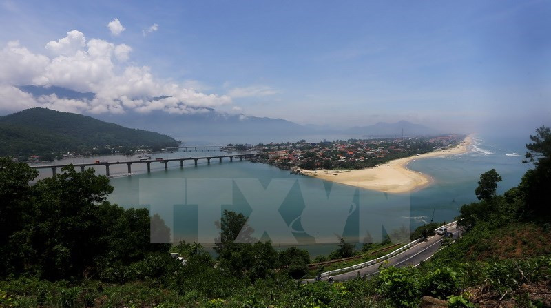 Vista de la bahía de Lang Co desde la parte superior de Monataña de Hai Van. (Foto: VNA)