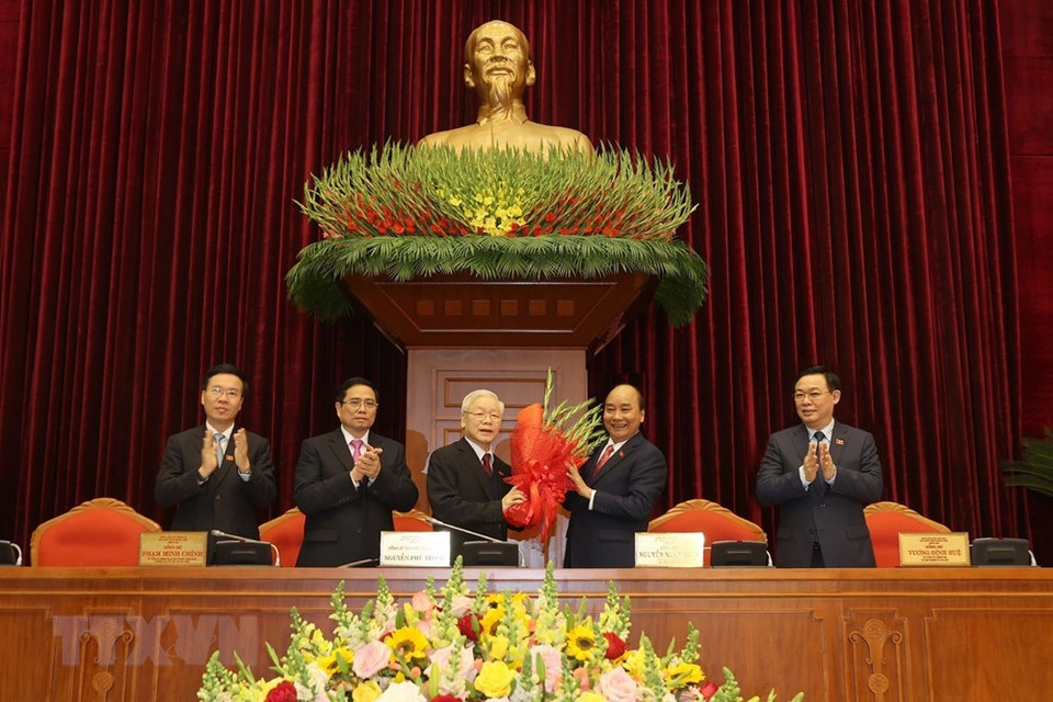 En nombre del Buró Político, el primer ministro Nguyen Xuan Phuc felicita a Nguyen Phu Trong por ser reelegido como secretario general del Partido Comunista de Vietnam. (Foto: VNA)
