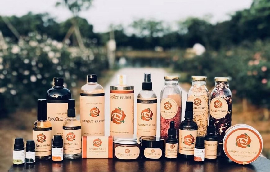 Productos cosméticos orgánicos producidos con rosas del jardín. (Foto: VNA)