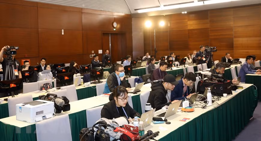 Reporteros cubren el XIII Congreso Nacional desde el Centro de Prensa. (Foto: VNA)