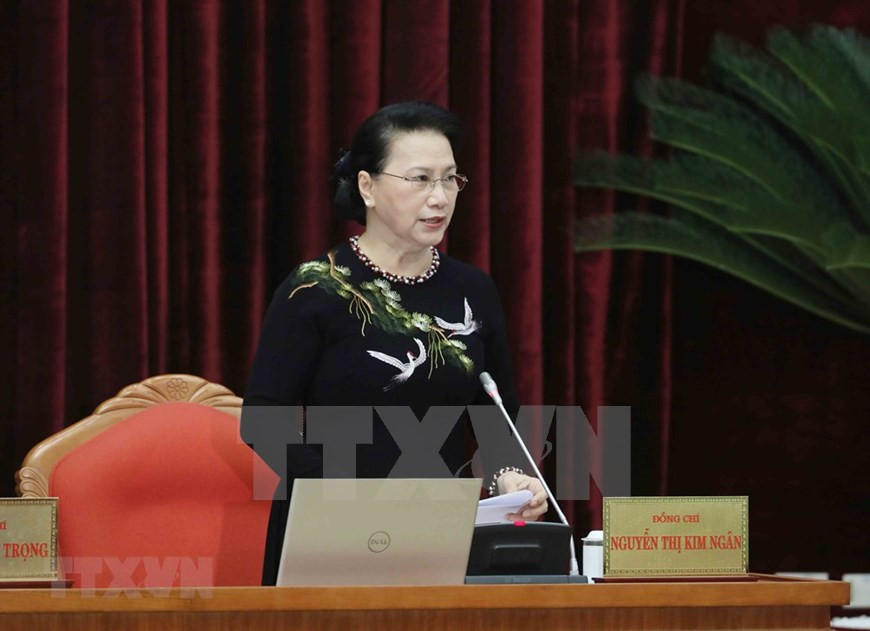 La miembro del Buró Político y presidenta de la Asamblea Nacional, Nguyen Thi Kim Ngan, preside la sesión de esta mañana. (Foto: VNA)