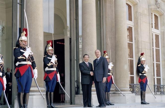 El presidente Jacques Chirac recibió en el Palacio de Elíseo a Nong Duc Manh, secretario general del PCV, quien realizaba una visita oficial a Francia. (Foto: VNA)