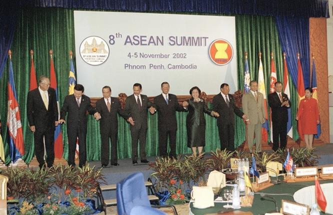 Phan Van Khai, primer ministro de Vietnam (tercero, izquierdo) y jefes de las delegaciones de los países miembros de la ASEAN que participaban en la VIII Cumbre de la agrupación, en noviembre de 2002 en Camboya. (Foto: VNA)