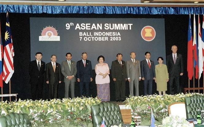Phan Van Khai, primer ministro de Vietnam (segundo, izquierdo) y jefes de las delegaciones de los países miembros de la ASEAN que participaban en la IX Cumbre de la agrupación, en octubre de 2003 en Indonesia. (Foto: VNA)