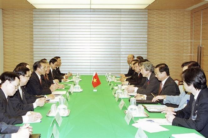 Nong Duc Manh, secretario general del PCV, dialogó con el primer ministro japonés Koizumi Junichiro, durante su visita oficial a Japón en octubre de 2002. (Foto: VNA)