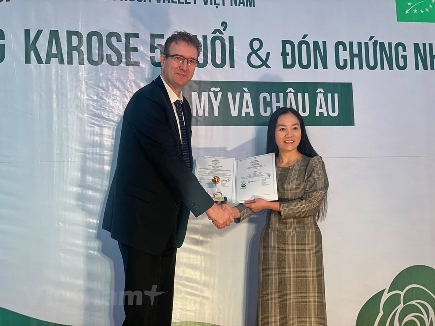 La organización Control Union, que se centra en desarrollar servicios en torno a la sostenibilidad de las cadenas de suministro, presenta certificados de producción orgánica a la empresa Rosa Valley Vietnam, que posee la granja Karose Garden, en Hanoi. (Foto: VNA)