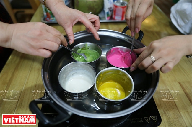 El amarillo proviene de semillas de gardenia, el rosa de leche de fresa y jugo de fruta de dragón roja o alcachofa, el verde de polvo de té verde y el rojo de harina de arroz integral taiwanés o harina de cereales coreanos (Foto: VNA)