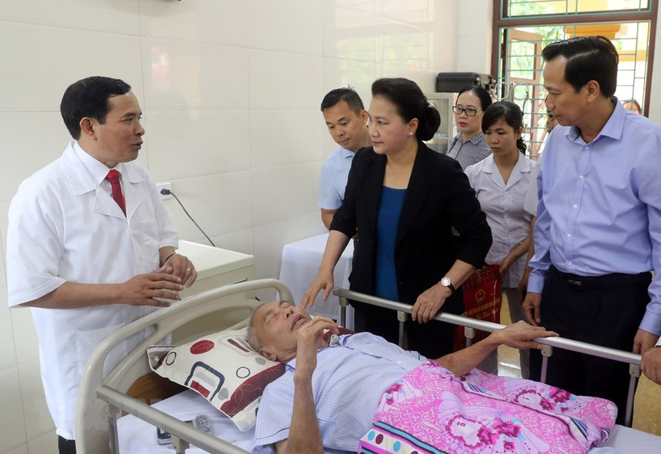 La presidenta de la Asamblea Nacional, Nguyen Thi Kim Ngan, visitó y entregó regalos a inválidos de guerra y soldados enfermos (Fuente:VNA)