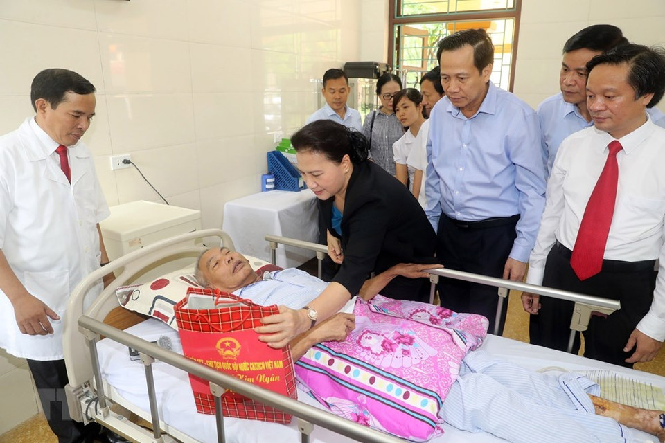 La presidenta de la Asamblea Nacional, Nguyen Thi Kim Ngan, visitó y entregó regalos a inválidos de guerra y soldados enfermos (Fuente:VNA)