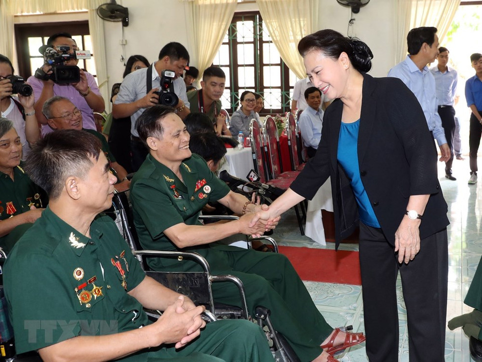 La presidenta de la Asamblea Nacional, Nguyen Thi Kim Ngan, visitó y entregó regalos a inválidos de guerra y soldados enfermos (Fuente:VNA)
