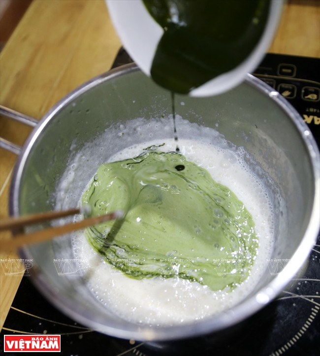 Leche, leche condensada, jugo de coco y gelatina se utilizan para preparar el líquido colorante (Foto: VNA)