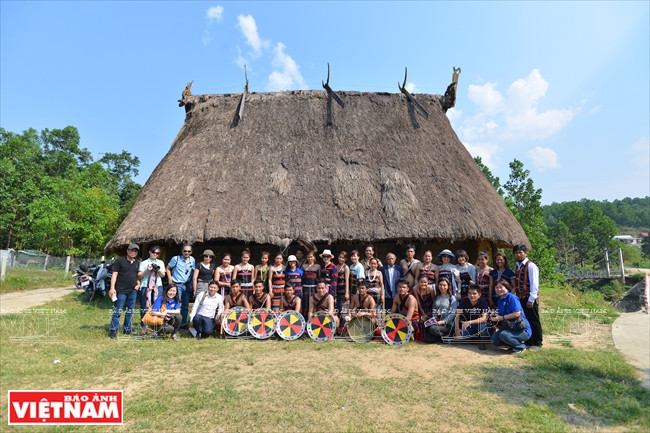 Turistas se toman foto con el quipo de baile del pueblo de Pa Xua (Fuente: VNA) 