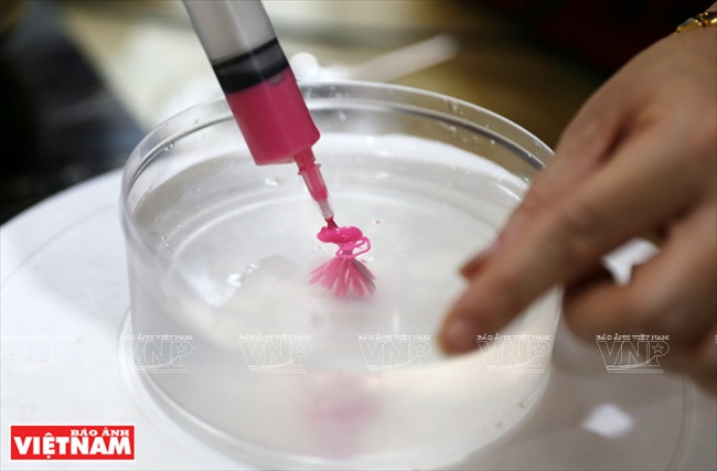 La etapa más importante en la preparación de un pastel de gelatina en 3D es el proceso de moldeo (Foto: VNA)