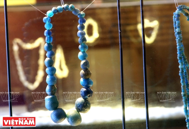 Las cuentas de piedras preciosas tienen alto valor estético (Foto: VNA)