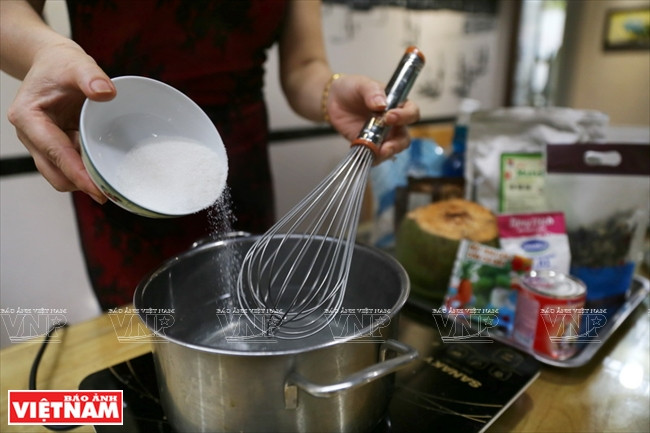 Una base de pastel perfecta se elabora combinando agua pura y jugo de coco y gelatina (Foto: VNA)