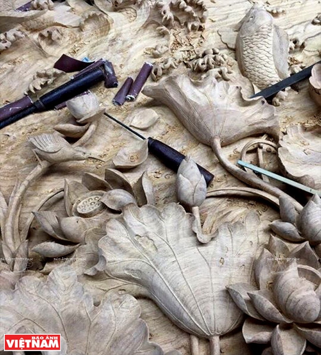 Todos los procesos de elaboración de cuadro escultórico en madera son hechos a mano de manera muy sofisticada y cuidadosa (Foto: VNA)