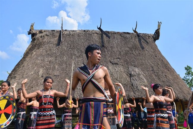 La belleza de los jóvenes Co Tu en el baile tungtung da da (Fuente: VNA)