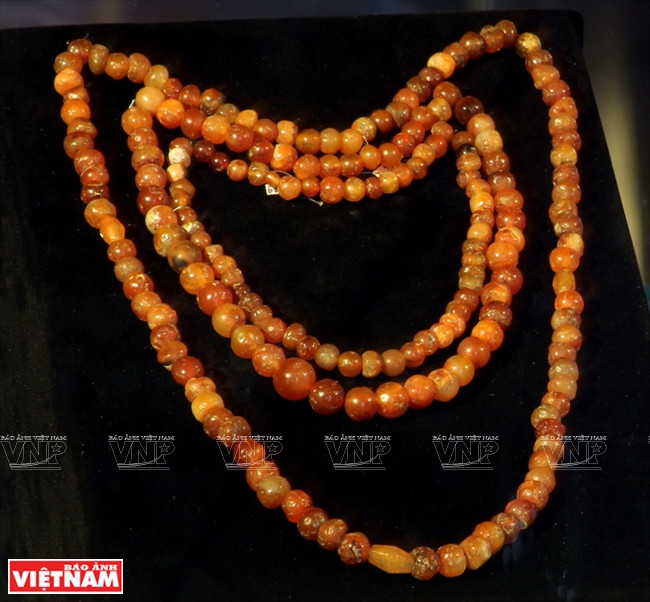  Las cuentas de piedra son objetos que alcanzan un nivel estético muy alto (Foto: VNA)