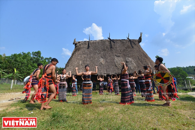 Jóvenes Co Tu bailan la danza tradicional de su pueblo, tungtung da da (Fuente: VNA)