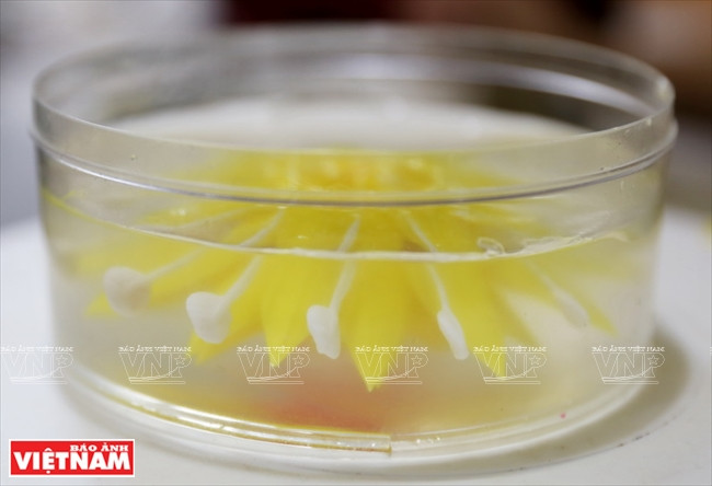 Creación de diseños en el pastel (Foto: VNA)