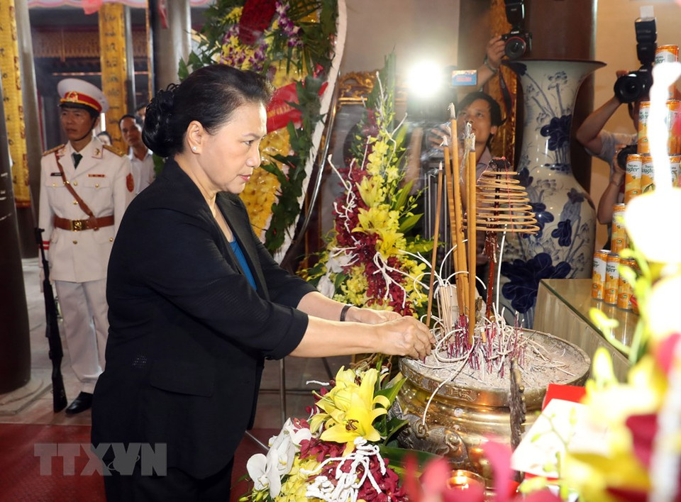 Nhập mô tả cho ảnhLa presidenta de la Asamblea Nacional, Nguyen Thi Kim Ngan, visitó y entregó regalos a inválidos de guerra y soldados enfermos (Fuente:VNA)