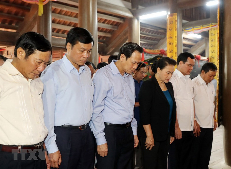 La presidenta de la Asamblea Nacional, Nguyen Thi Kim Ngan, visitó y entregó regalos a inválidos de guerra y soldados enfermos (Fuente:VNA)