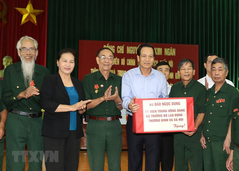 La presidenta de la Asamblea Nacional, Nguyen Thi Kim Ngan, visitó y entregó regalos a inválidos de guerra y soldados enfermos (Fuente:VNA)