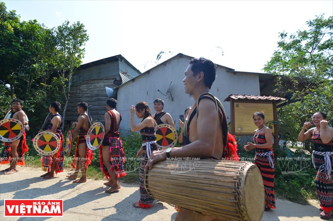 El equipo artístico del pueblo de Pa Xua recibe a los turistas (Fuente: VNA)