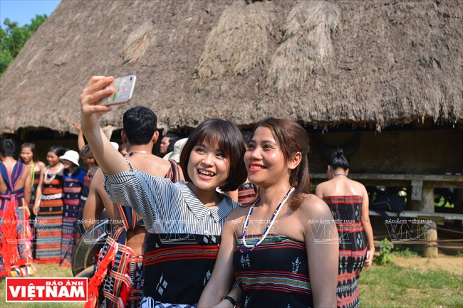 Una turista se toma un selfie con una muchacha Co Tu (Fuente: VNA) 