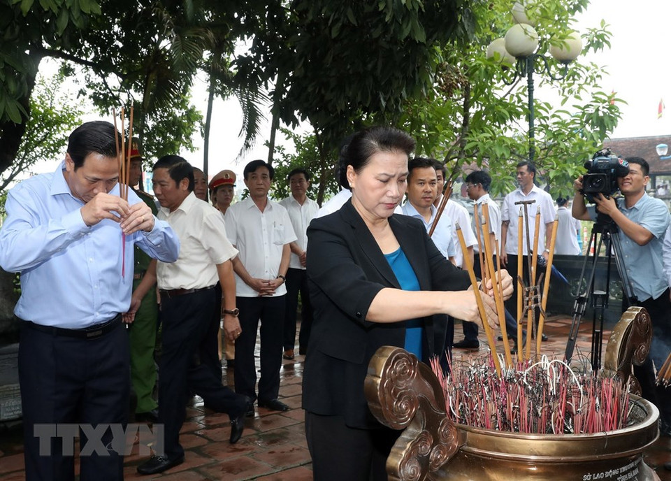 La presidenta de la Asamblea Nacional, Nguyen Thi Kim Ngan, visitó y entregó regalos a inválidos de guerra y soldados enfermos (Fuente:VNA)
