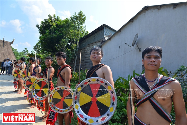 Los muchachos Co Tu en el pueblo de Pa Xua (Fuente: VNA)